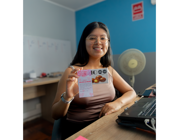Mujer trabajadora de Granefa Line liderando un proceso logístico.