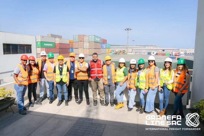 Almacén de Fargo Line con mercancías y contenedores organizados.