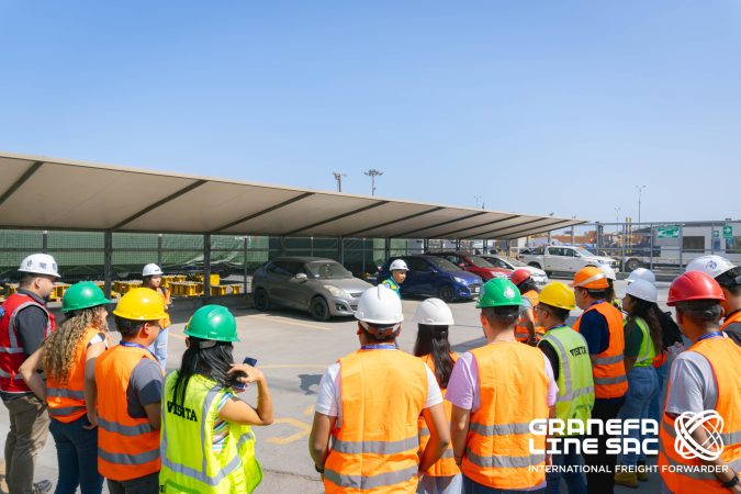 Reunión de los equipos de Granefa Line y Fargo Line en el almacén.