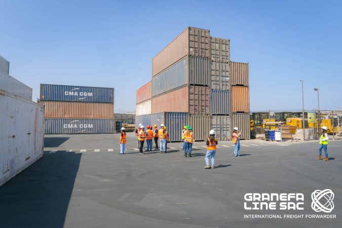 Colaboradores de Granefa Line y Fargo Line inspeccionando el almacén.