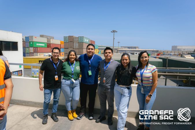 Colaboradores de Granefa Line y Fargo Line inspeccionando el almacén.