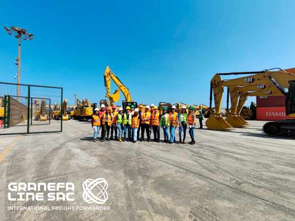 Colaboradores de Granefa Line y Fargo Line inspeccionando el almacén.
