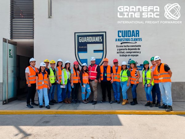 Almacén de Fargo Line con mercancías y contenedores organizados.