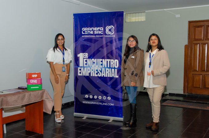 Clientes recibiendo un reconocimiento en el 1er Encuentro Empresarial Granefa Line.