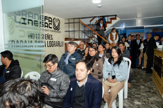 Asistentes del 1er Encuentro Empresarial Granefa Line interactuando y haciendo networking.