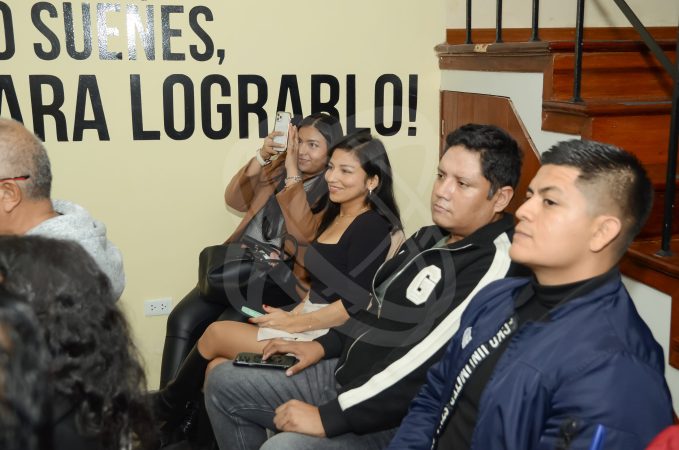 Clientes recibiendo un reconocimiento en el 1er Encuentro Empresarial Granefa Line.