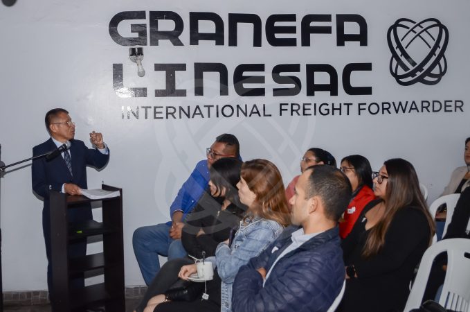 Asistentes del 1er Encuentro Empresarial Granefa Line interactuando y haciendo networking.